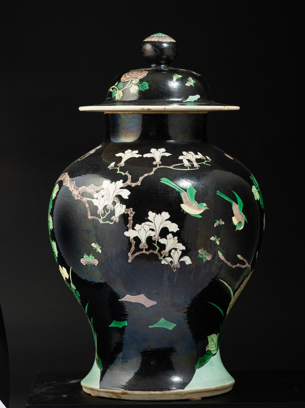 Cina, Dinastia Qing, Potiche con coperchio in porcellana Famiglia Nera raffigurante paesaggio con...