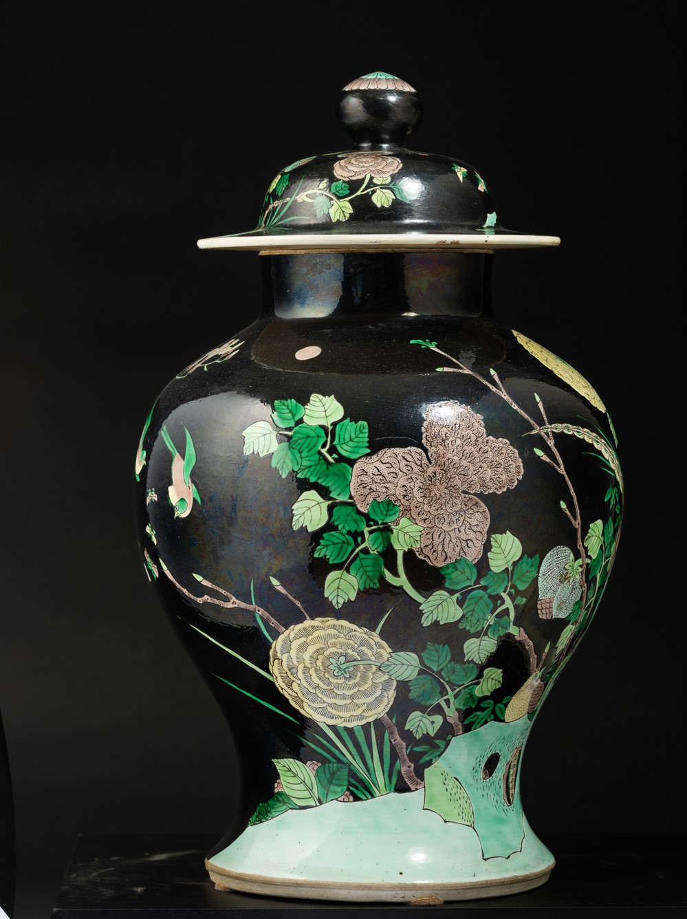 Cina, Dinastia Qing, Potiche con coperchio in porcellana Famiglia Nera raffigurante paesaggio con...