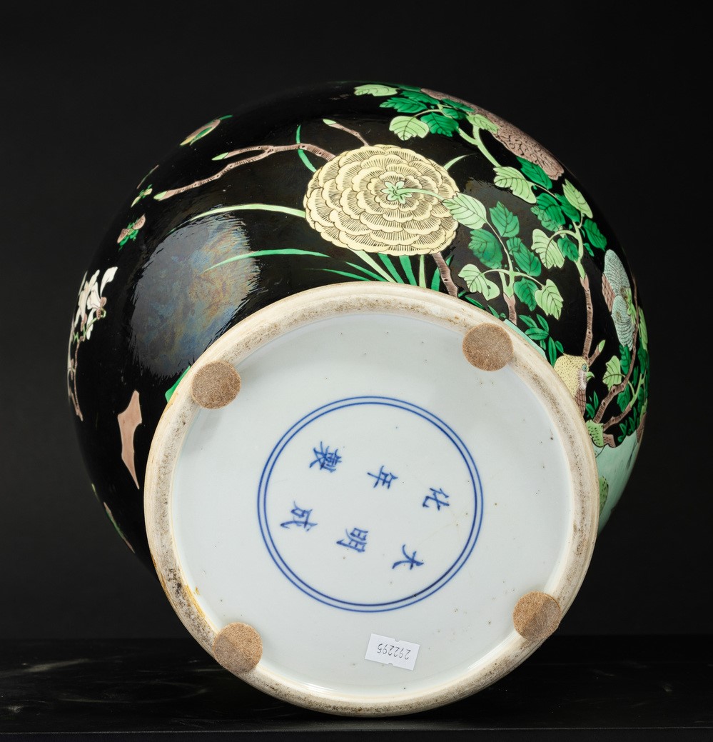 Cina, Dinastia Qing, Potiche con coperchio in porcellana Famiglia Nera raffigurante paesaggio con...