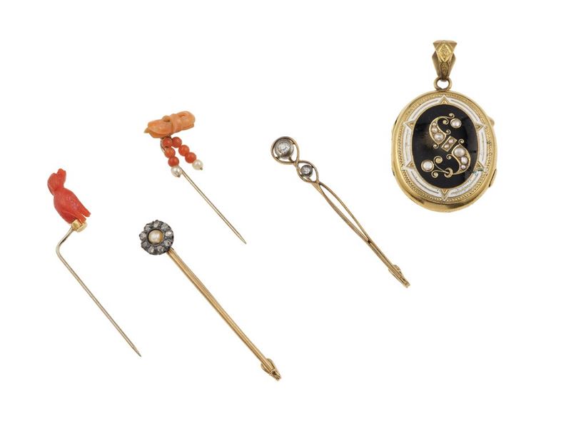 Lotto composto da quattro spilloni da cravatta ed un pendente da lutto  - Asta Fine Jewels - Cambi Casa d'Aste