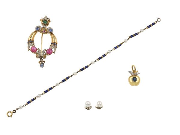 Lotto composto da una spilla, un bracciale, un pendente ed un paio di orecchini con gem-set, perle, smalti e diamanti