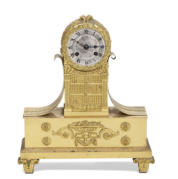Pendola da tavolo in bronzo dorato. Francia XIX secolo
