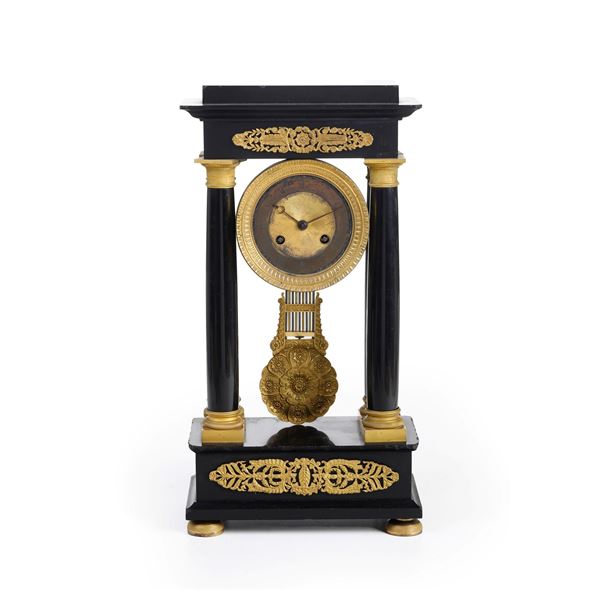 Pendola da tavolo a portico. XIX secolo