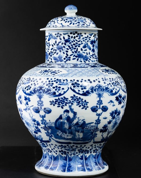 Vaso con coperchio in porcellana bianca e blu a decoro floreale e scene di vita comune, Cina, Dinastia Qing, XIX secolo