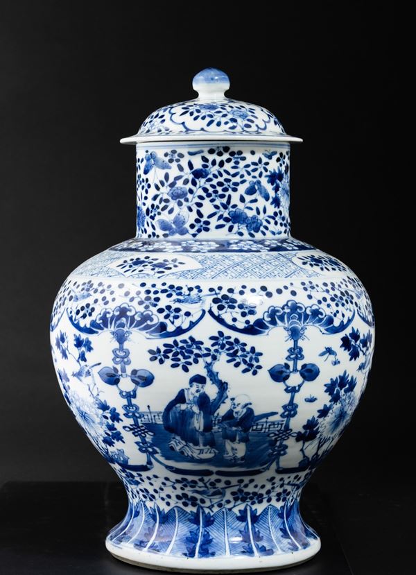 Vaso con coperchio in porcellana bianca e blu a decoro floreale e scene di vita comune, Cina, Dinastia Qing, XIX secolo