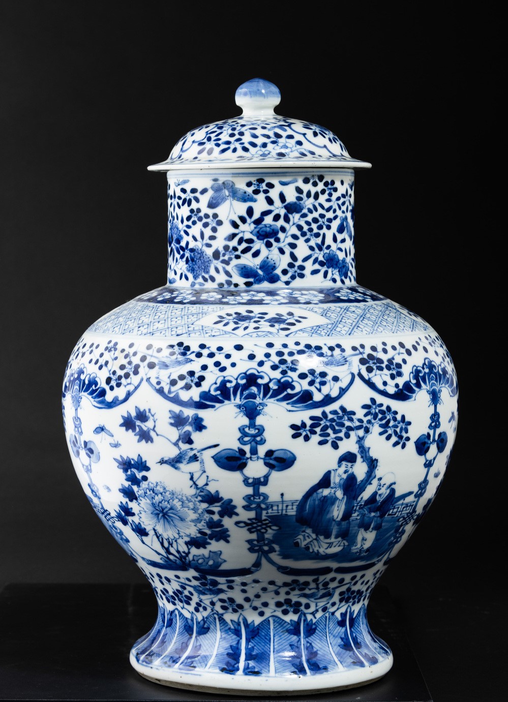 Cina, Vaso con coperchio in porcellana bianca e blu a decoro floreale, Dinastia Qing, XIX secolo