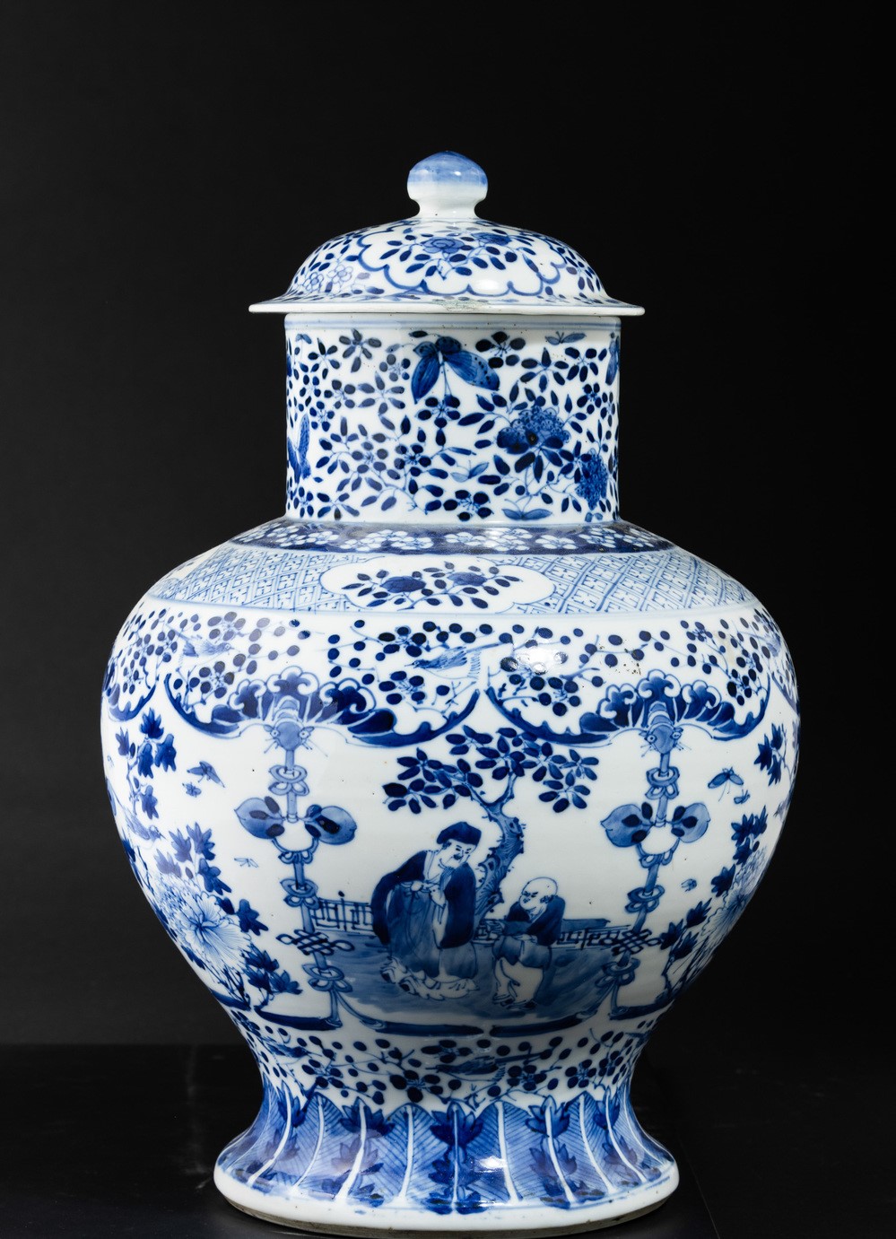 Cina, Vaso con coperchio in porcellana bianca e blu a decoro floreale, Dinastia Qing, XIX secolo
