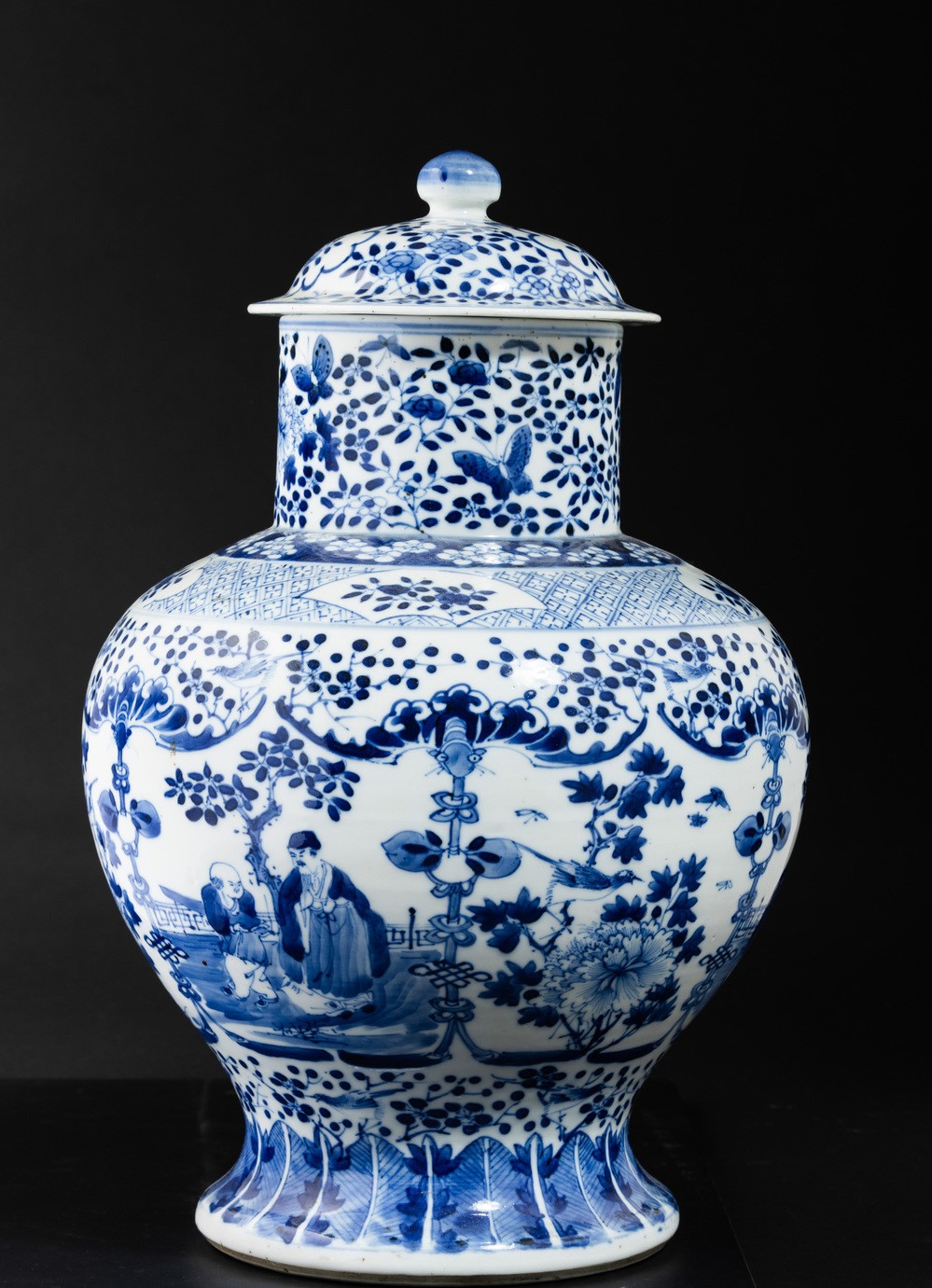 Cina, Vaso con coperchio in porcellana bianca e blu a decoro floreale, Dinastia Qing, XIX secolo