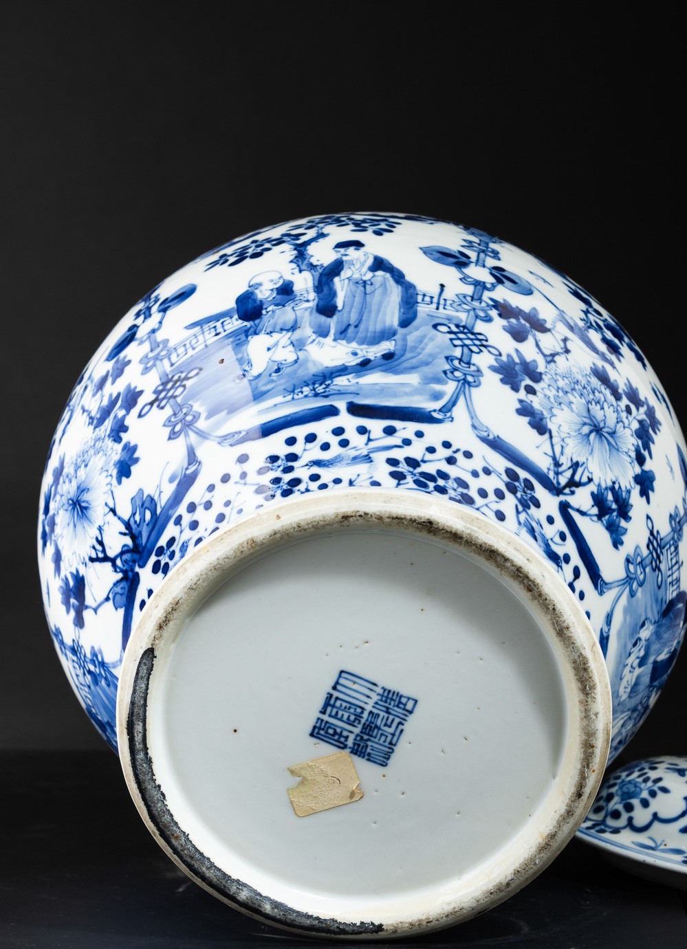Cina, Vaso con coperchio in porcellana bianca e blu a decoro floreale, Dinastia Qing, XIX secolo