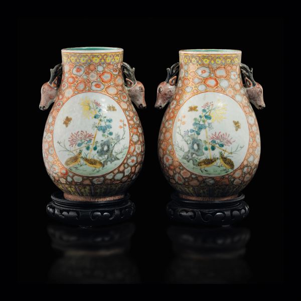 Coppia di vasi in porcellana a decoro floreale a  riserve naturalistiche con quaglie e prese a teste di cervo, marca apocrifa Qianlong, Cina, Dinastia Qing, epoca Guangxu (1875-1908) 
