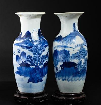 Cina, Coppia di vasi in porcellana bianca e blu con raffigurazioni di paesaggi, Dinastia Qing, XI...