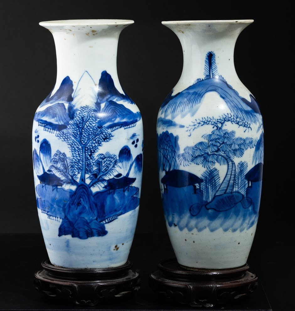 Cina, Coppia di vasi in porcellana bianca e blu con raffigurazioni di paesaggi, Dinastia Qing, XI...