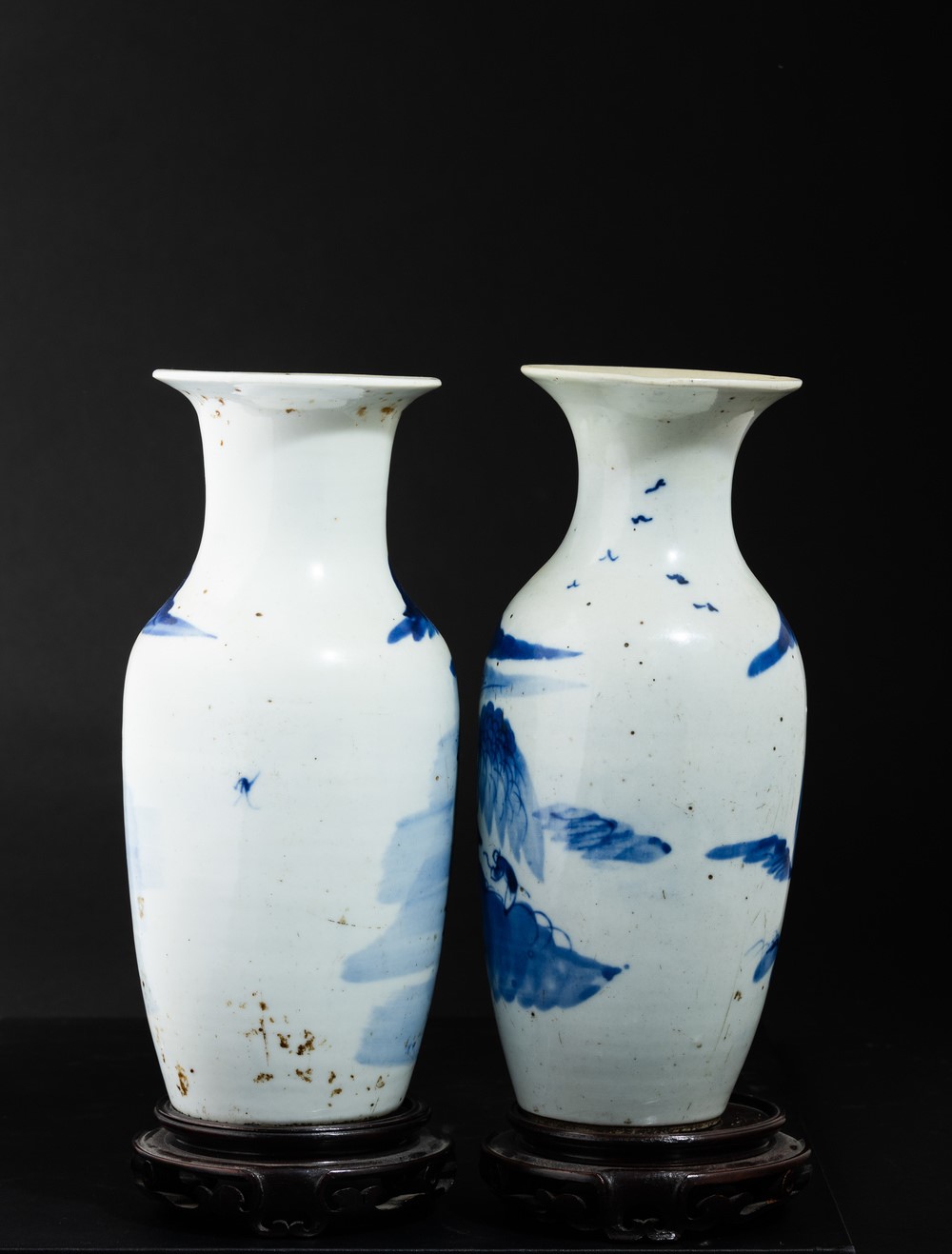 Cina, Coppia di vasi in porcellana bianca e blu con raffigurazioni di paesaggi, Dinastia Qing, XI...