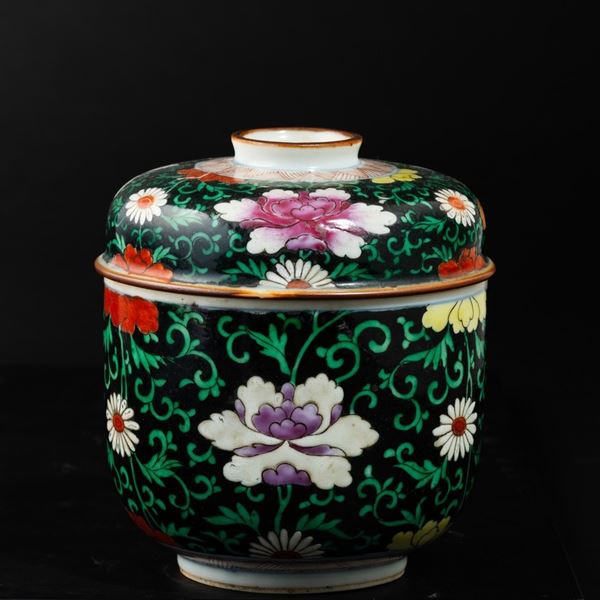 Ciotola con coperchio in porcellana Famiglia Nera con decoro a fiori di loto, Cina, Dinastia Qing, XIX secolo