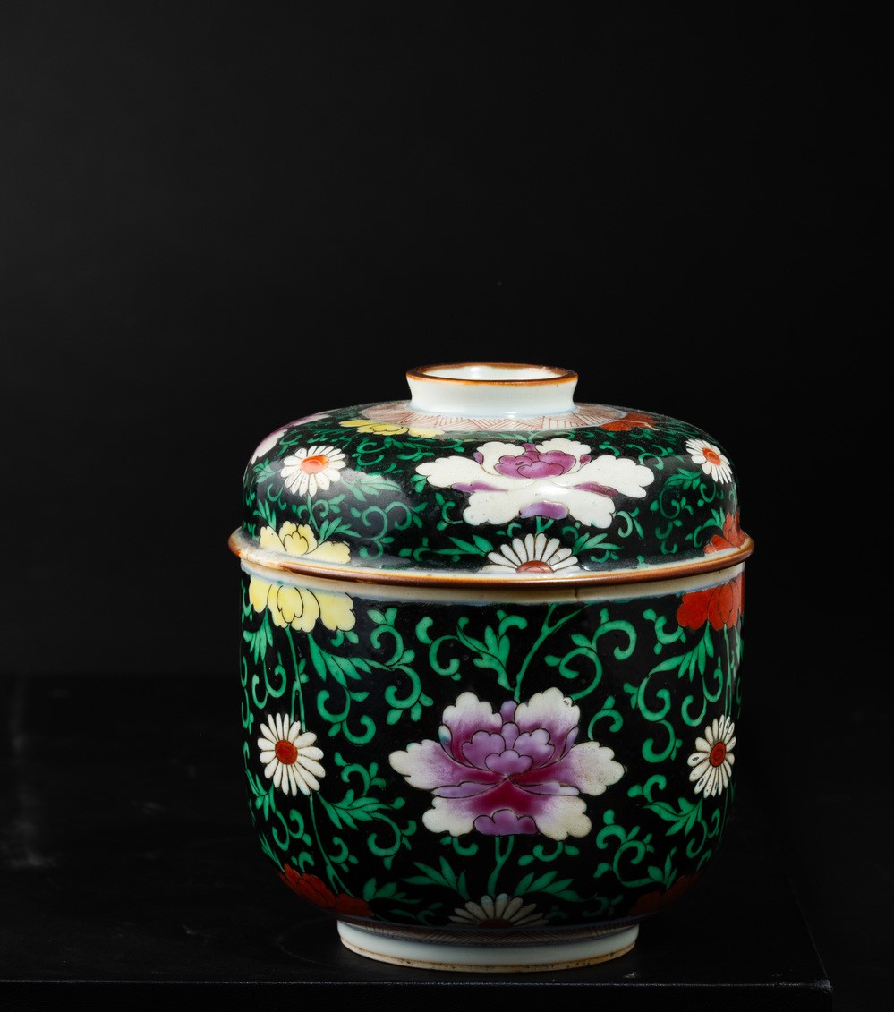 Ciotola con coperchio in porcellana Famiglia Nera con decoro a fiori di loto, Cina, Dinastia Qing...