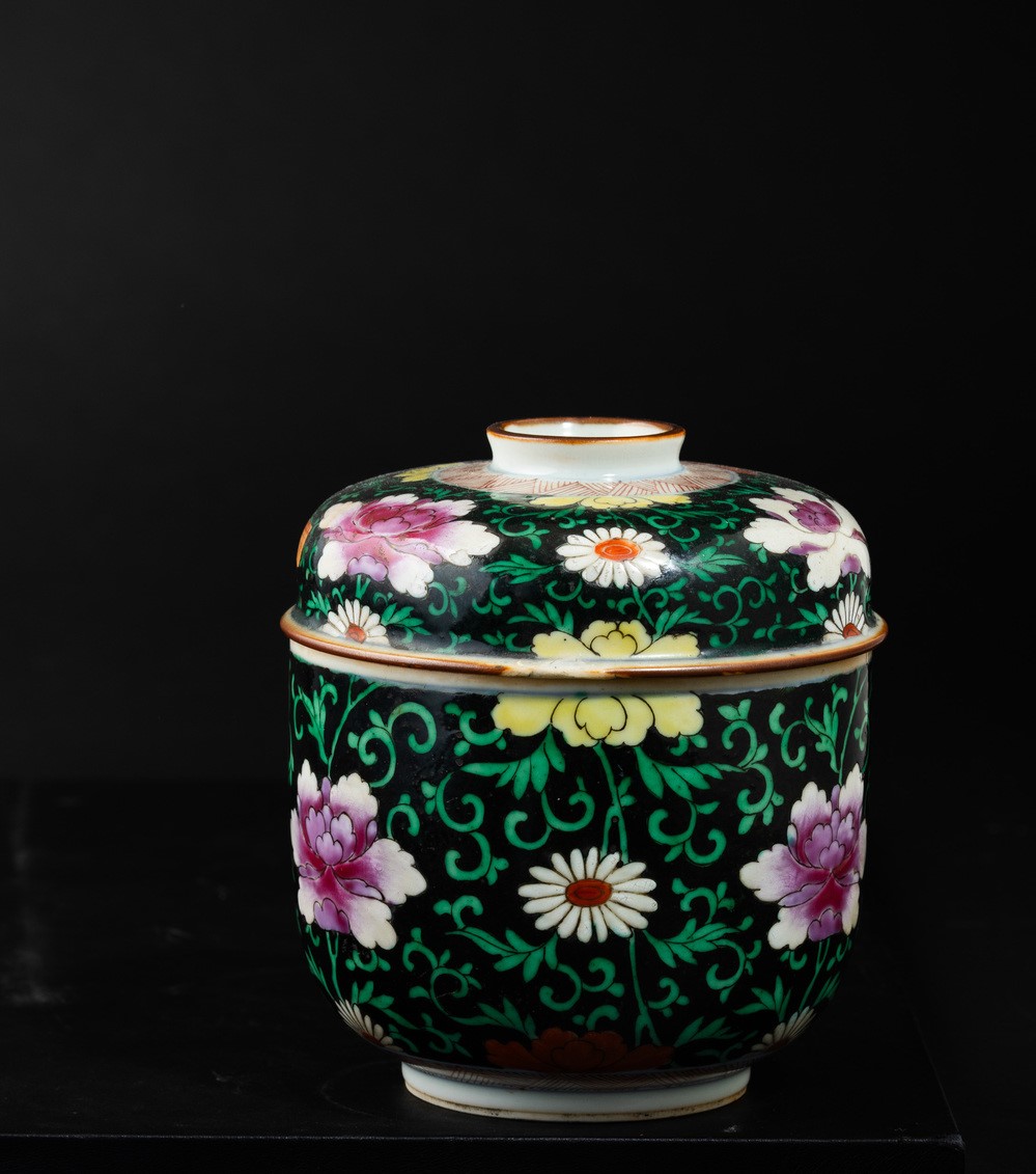 Ciotola con coperchio in porcellana Famiglia Nera con decoro a fiori di loto, Cina, Dinastia Qing...