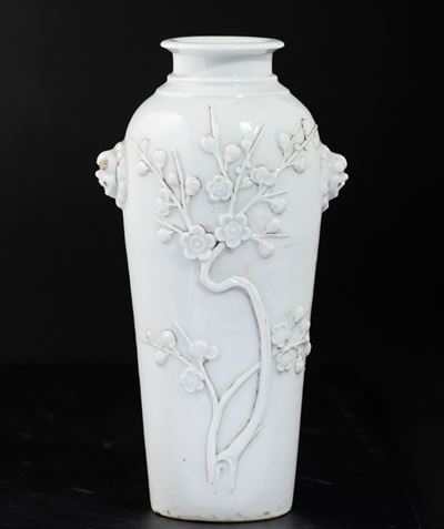 Vaso Blanc de Chine, decoro a rilievo con albero in fiore e mascheroni, Cina, Dinastia Qing, XIX ...