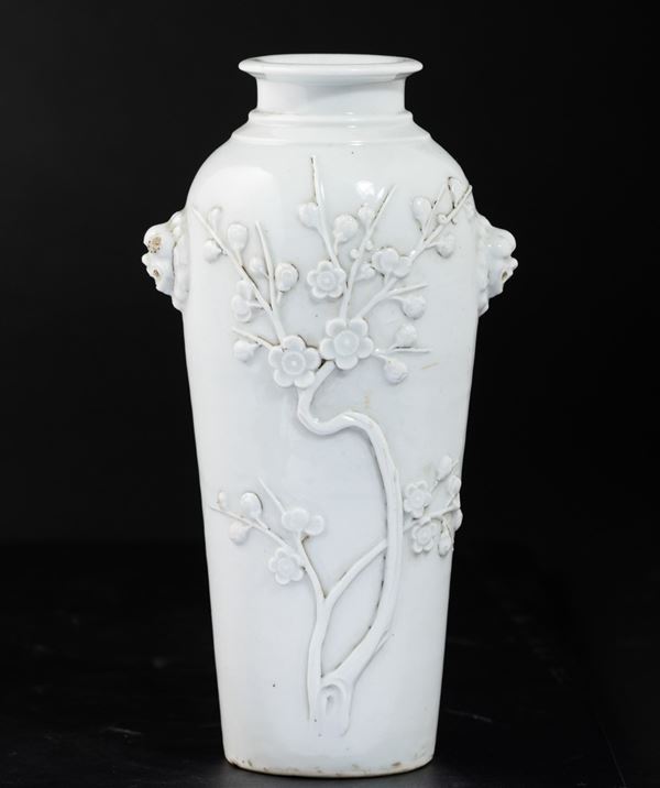 Vaso in porcellana Blanc de Chine con decoro di albero in fiore a rilievo e mascheroni, Cina, Dinastia  [..]