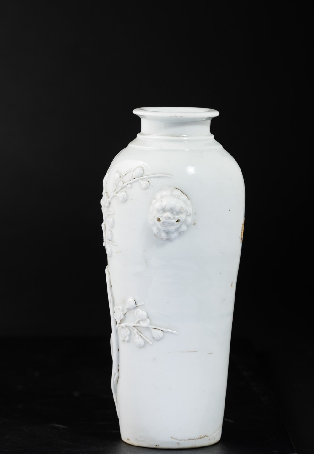Vaso Blanc de Chine, decoro a rilievo con albero in fiore e mascheroni, Cina, Dinastia Qing, XIX ...