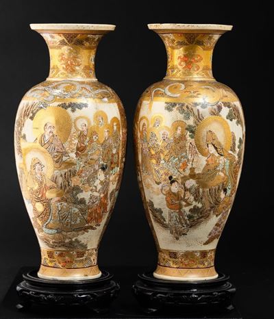 Giappone, Coppia di vasi in porcellana Satsuma con figure di divinità, periodo Meiji (1868-1912),...