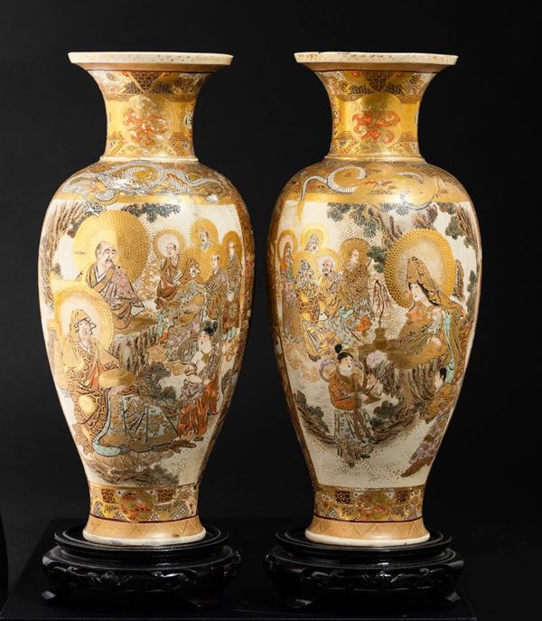 Coppia di vasi in porcellana Satsuma con figure di divinità, Giappone, periodo Meiji (1868-1912)