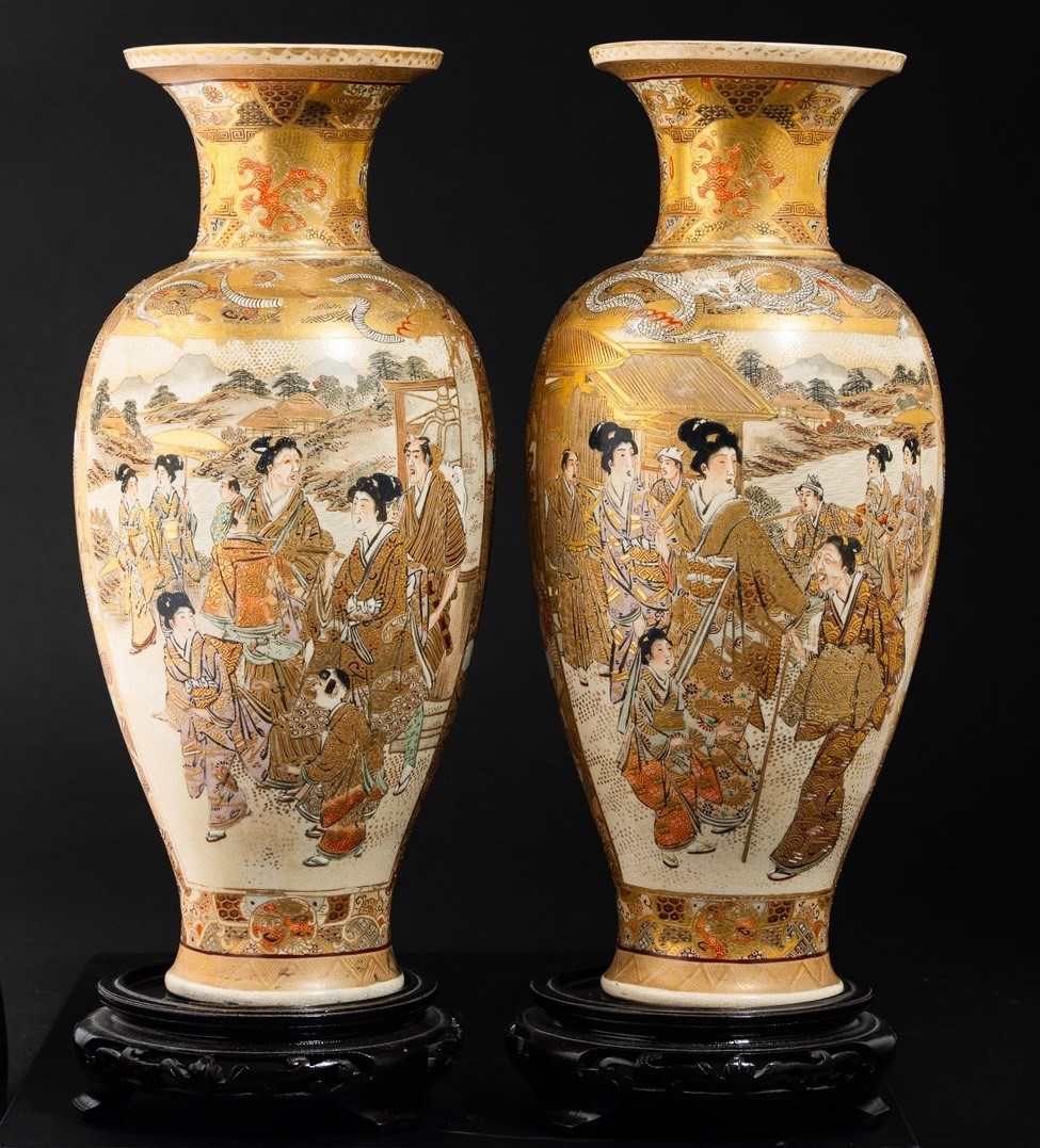 Giappone, Coppia di vasi in porcellana Satsuma con figure di divinità, periodo Meiji (1868-1912),...