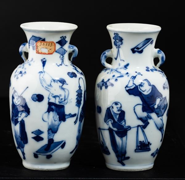 Coppia di piccoli vasi in porcellana bianca e blu con anse sagomate e raffigurazioni di scene di vita comune, Cina, Dinastia Qing, XIX secolo