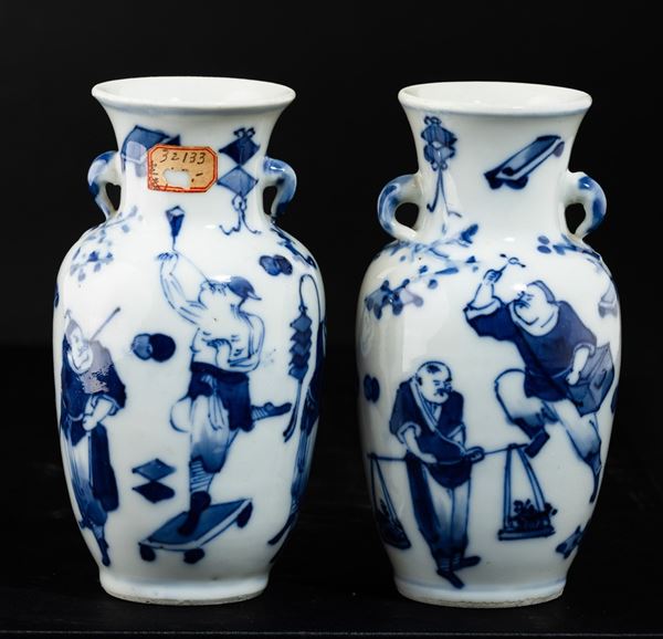 Coppia di piccoli vasi in porcellana bianca e blu con anse sagomate e raffigurazioni di scene di vita comune, Cina, Dinastia Qing, XIX secolo