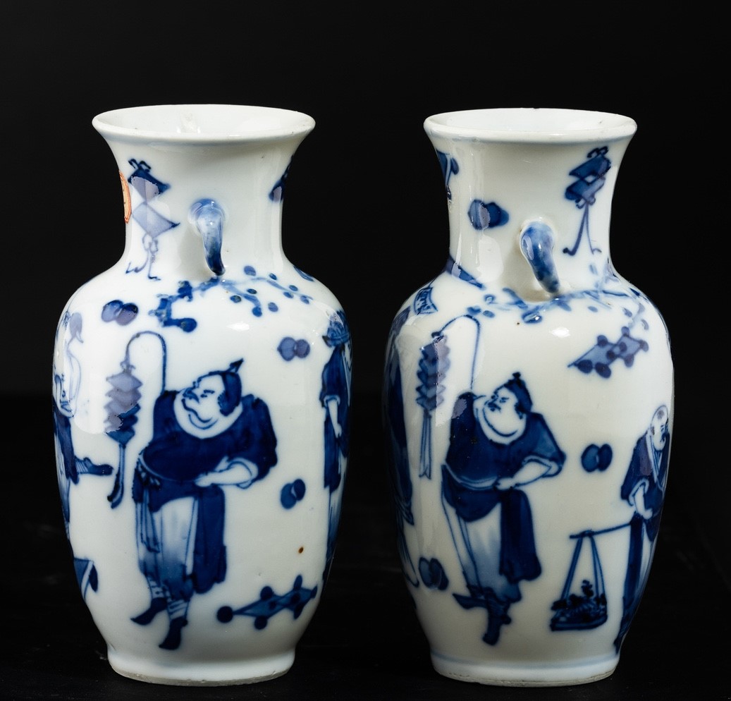 Porcellana Cinese, Coppia di vasi bianchi e blu con anse sagomate, Dinastia Qing, XIX secolo