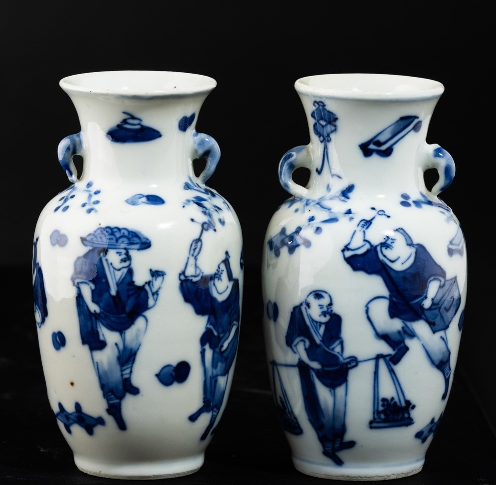 Porcellana Cinese, Coppia di vasi bianchi e blu con anse sagomate, Dinastia Qing, XIX secolo