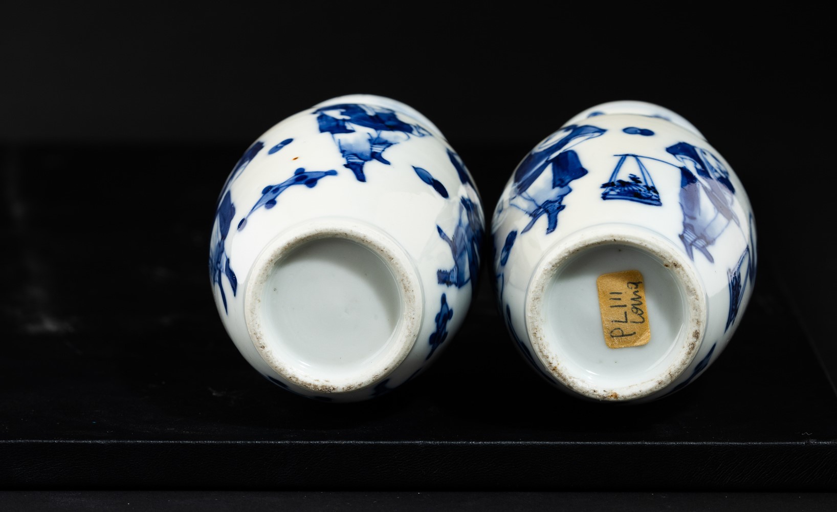 Porcellana Cinese, Coppia di vasi bianchi e blu con anse sagomate, Dinastia Qing, XIX secolo