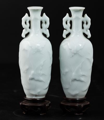 Cina, Coppia di vasi in porcellana celadon con decoro a farfalle e anse sagomate, XX secolo