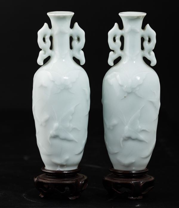 Coppia di vasi in porcellana Celadon con decoro di farfalle e anse sagomate, Cina, XX secolo