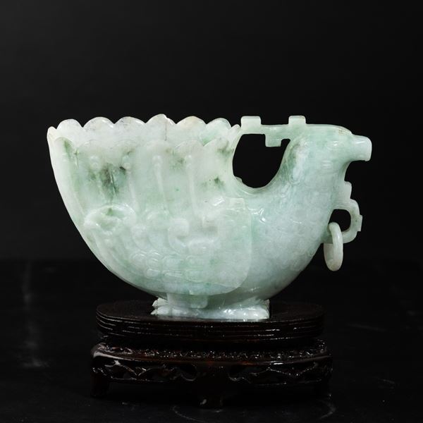 Coppia da libagione scolpita in giadeite con sfumature green apple a foggia di volatile, Cina, XX secolo