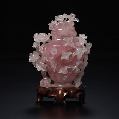 Vaso con coperchio, quarzo scolpito con decoro di rami in fiore a rilievo e traforo, Cina, XX sec...