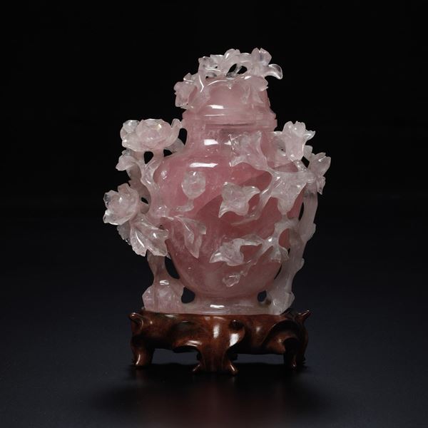 Vaso con coperchio scolpito in quarzo con decoro di rami in fiore a rilievo e a traforo, Cina, XX secolo
