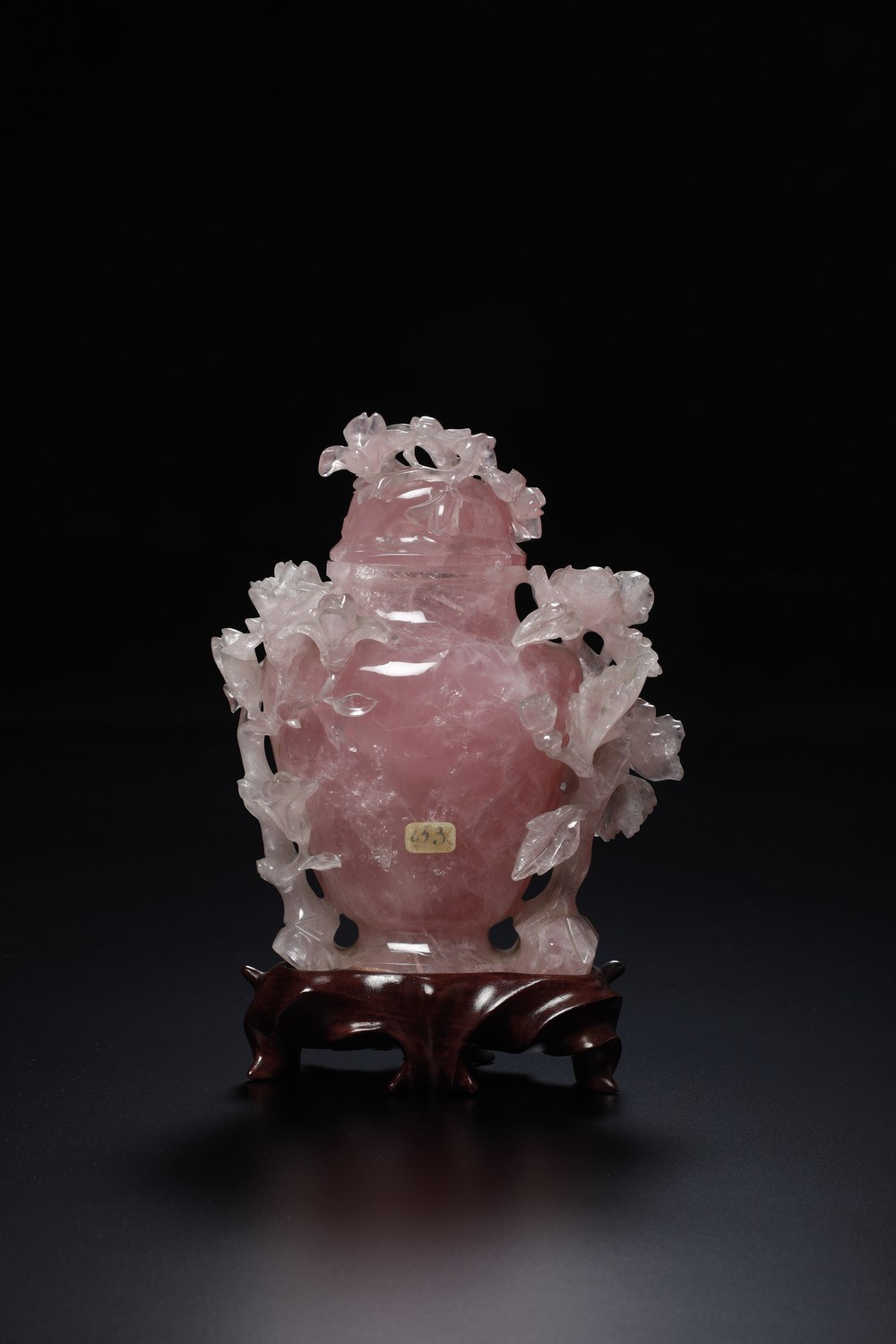 Vaso con coperchio, quarzo scolpito con decoro di rami in fiore a rilievo e traforo, Cina, XX sec...