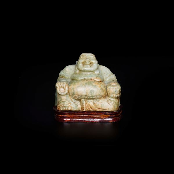 Figura di Buddha in giada verde con base in legno, Cina XXsecolo