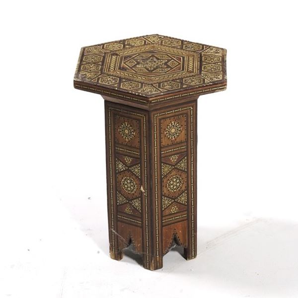 Tavolino esagonale in stile orientale intarsiato. XX secolo