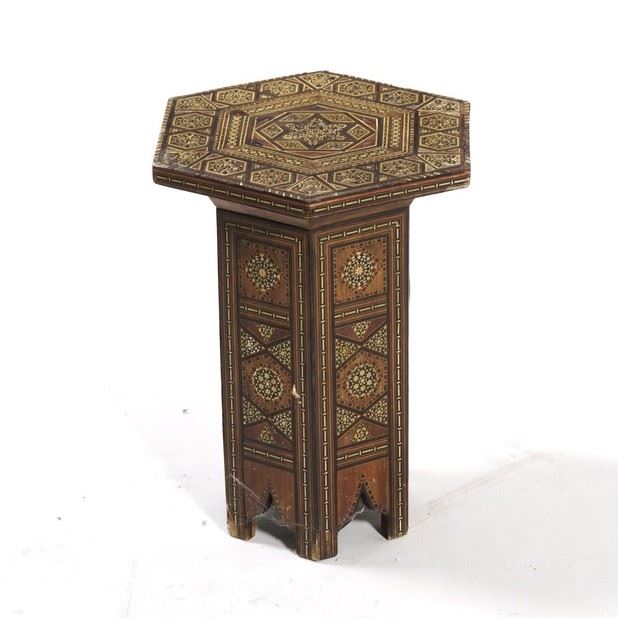 Tavolino esagonale in stile orientale intarsiato. XX secolo  - Asta Antiquariato - Cambi Casa d'Aste