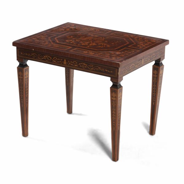 Tavolino in legno lastronato ed intarsiato. XIX secolo