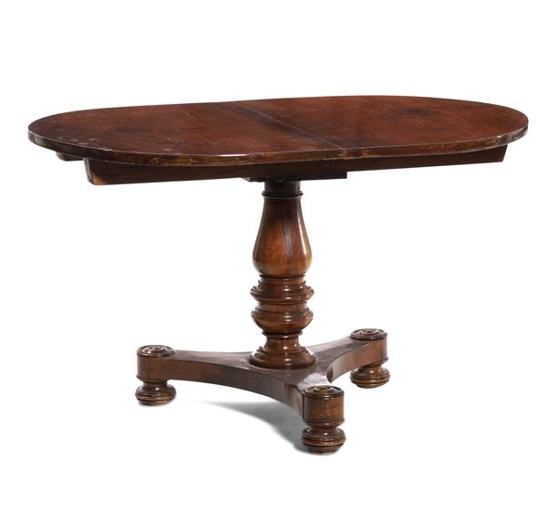 Tavolo ovale con gamba centrale tornita. XIX-XX secolo