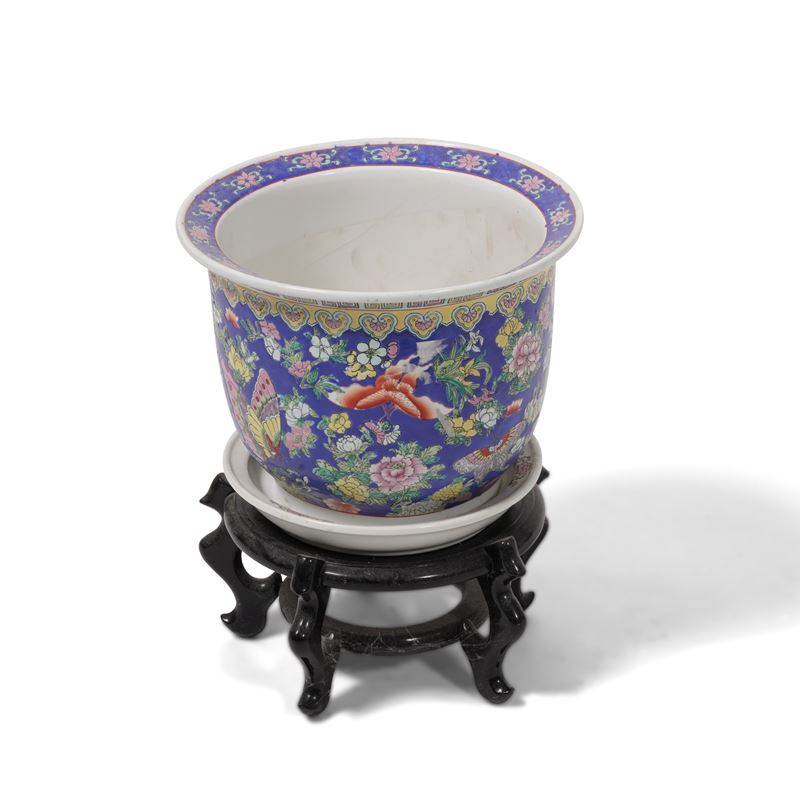 Cachepot in porcellana con sottovaso e portavaso in legno ebanizzato  - Auction Antiques and paintings - Cambi Casa d'Aste