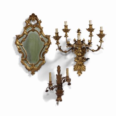 Due Appliques in Metallo Diverse e una Specchiera in Legno Intagliato e Dorato