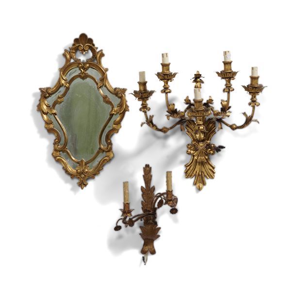 Due appliques in metallo diverse e una specchiera in legno intagliato e dorato