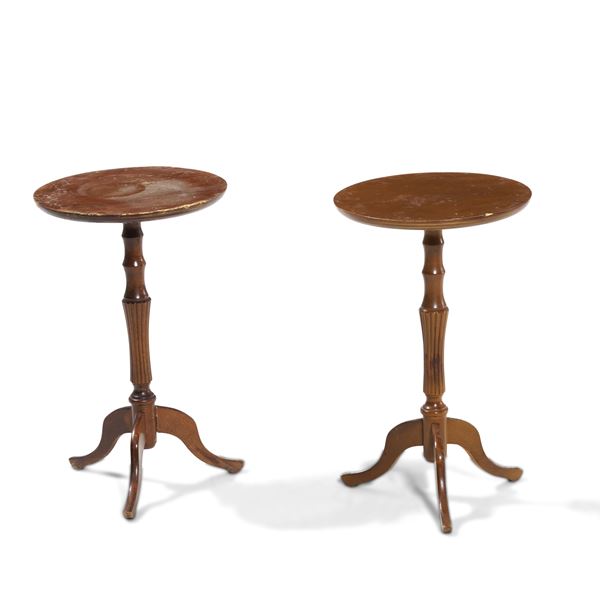 Coppia di tavolini da appoggio. XIX-XX secolo
