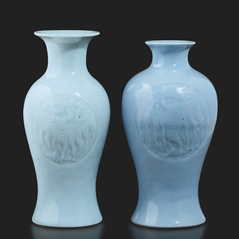 Due vasi in porcellana monocroma Clair de Lune con figure di fenici, Cina, Dinastia Qing, fine XIX secolo  - Asta Arte Orientale - II - Cambi Casa d'Aste