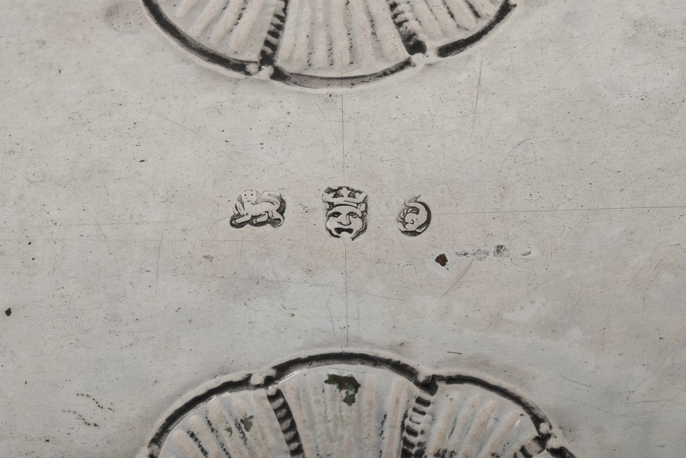 Vassoio Biansato. Germania, Hanau, XIX-XX Secolo. Marchi Ad Imitazione Dell'argenteria Inglese