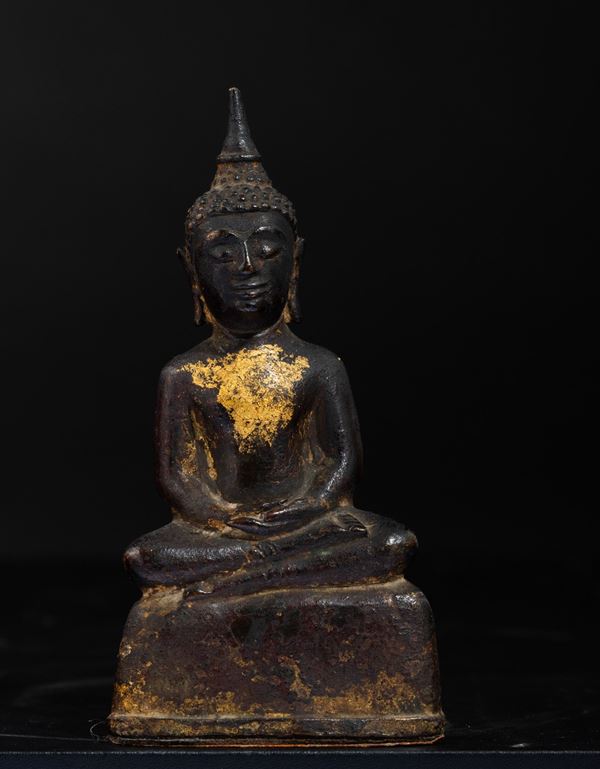 Figura di Buddha Amitayus in bronzo con tracce di doratura, Thailandia, XIX secolo