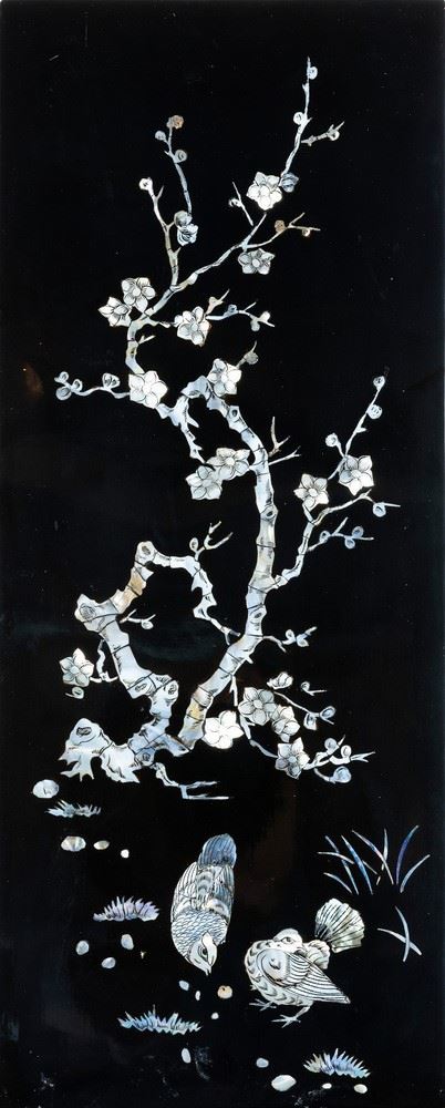 Tre pannelli in legno laccato con innesti di madre perla raffiguranti scene naturalistiche, Cina, Dinastia Qing, XX secolo